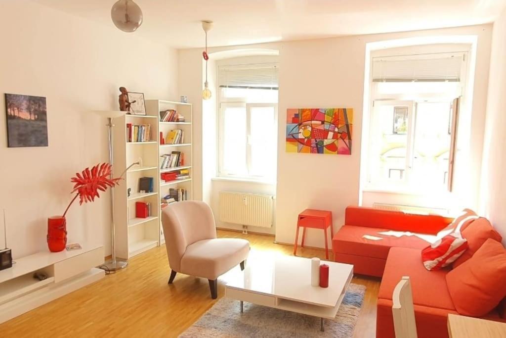 Your Sunny Home Away From Home Wina Bagian luar foto
